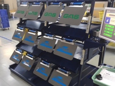 出荷作業の効率化とアソート精度向上を両立する自動アソートシステムのGASです。