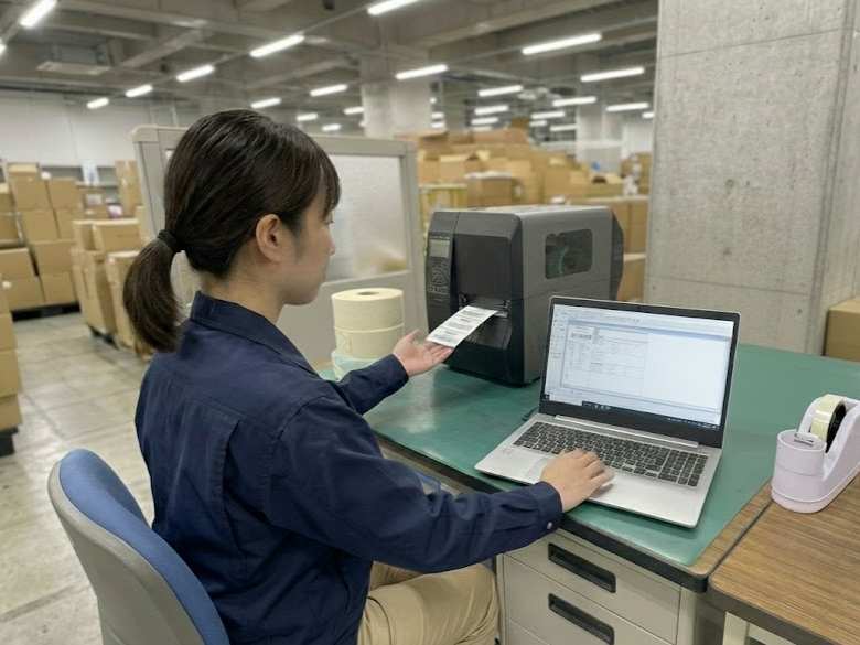 商品の組成情報や商品マスターの情報を管理し、社内で迅速にブランドタグをオンデマンド発行している様子