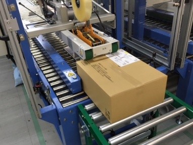 出荷繁忙時の人的リソース確保に貢献する自動封函機です。